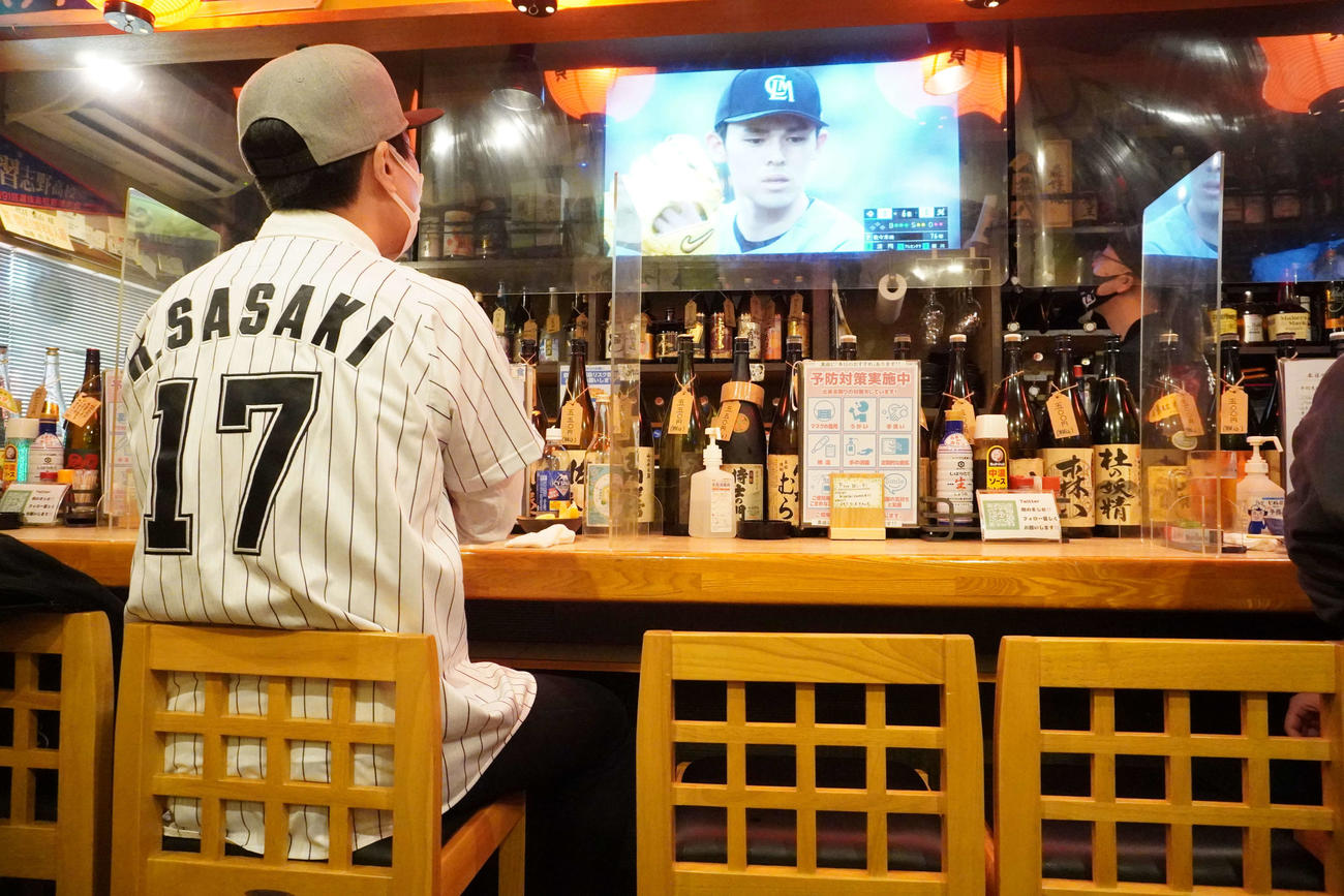 飲食店「二代目　東山」で試合を見つめるロッテファン（撮影・沢田直人）