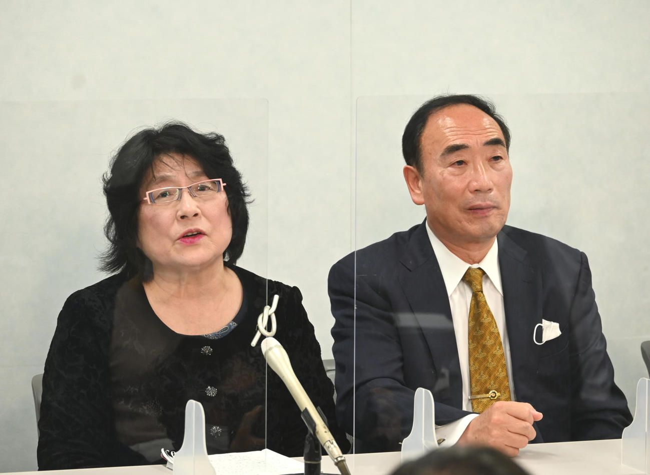 閉廷後、大阪市内で会見する籠池泰典被告（右）、妻諄子被告（撮影・松浦隆司）