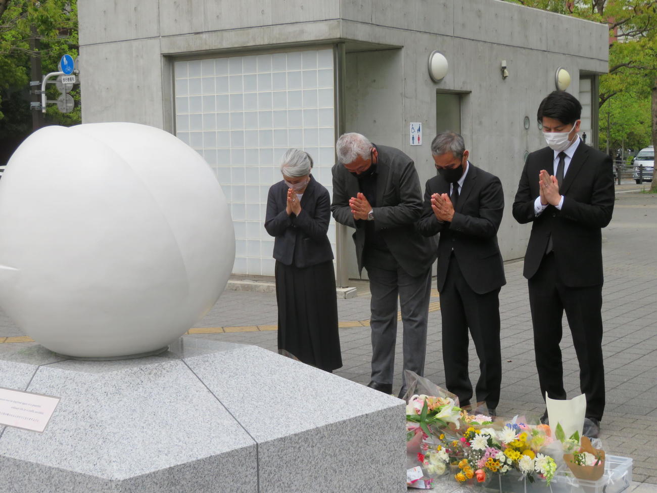 池袋暴走事故発生から3年を迎え、慰霊碑に手を合わせる、左から松永拓也さんの母、父、義父の上原義教さん、松永拓也さん（撮影・村上幸将）