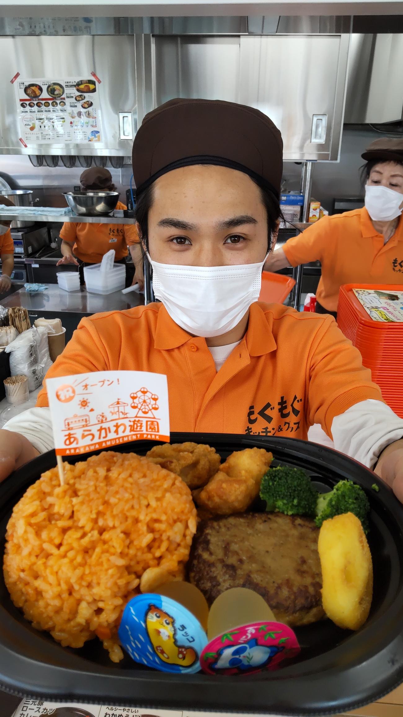 食堂と100席の休憩所「もぐもぐハウス」ではボリューム満点の「おとなさまランチ」もテイクアウトできる（撮影・寺沢卓）