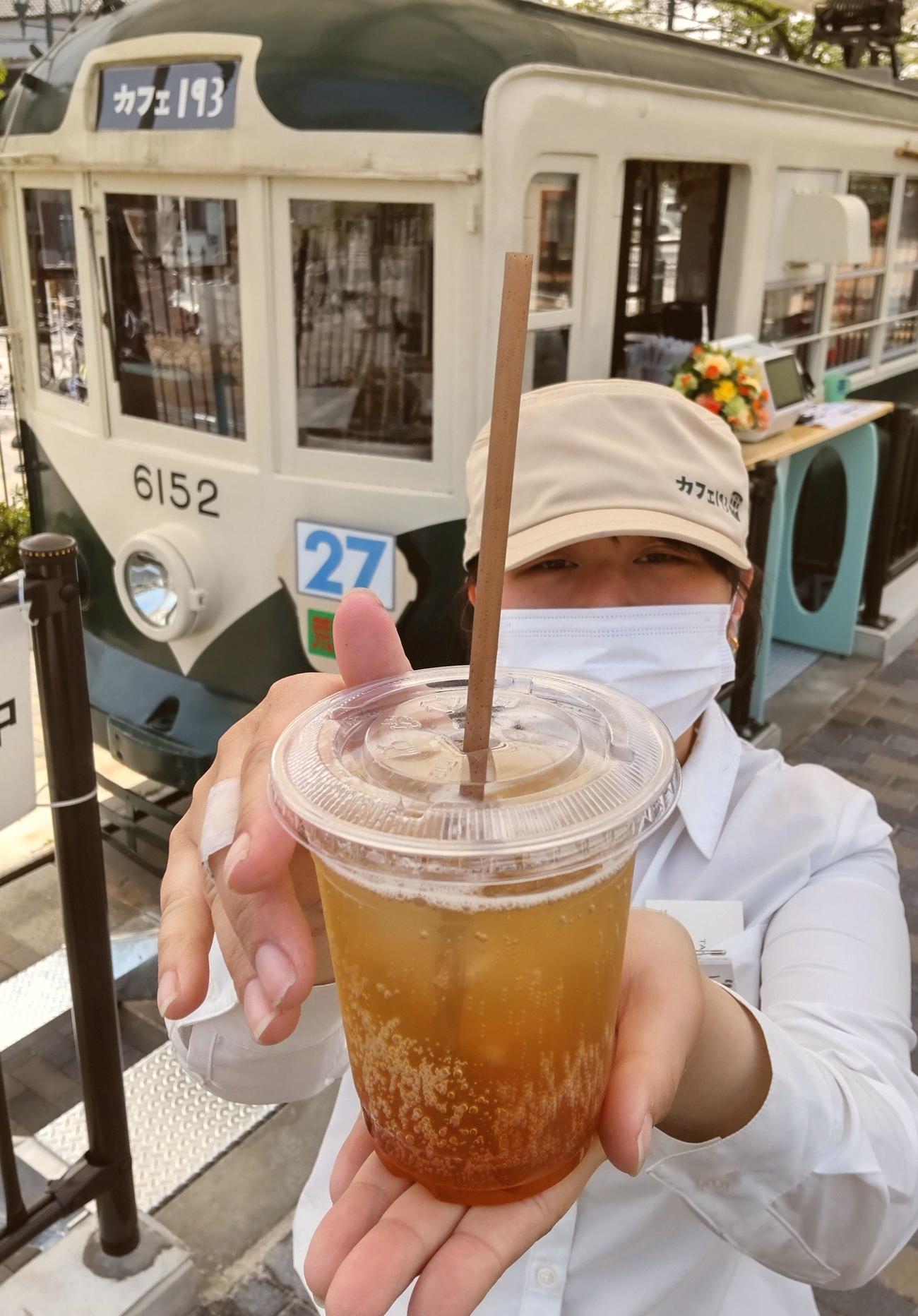 園内に展示してあった都電は「カフェ193（いっきゅうさん）」として生まれ変わった。目玉は自家製コーラ（撮影・寺沢卓）