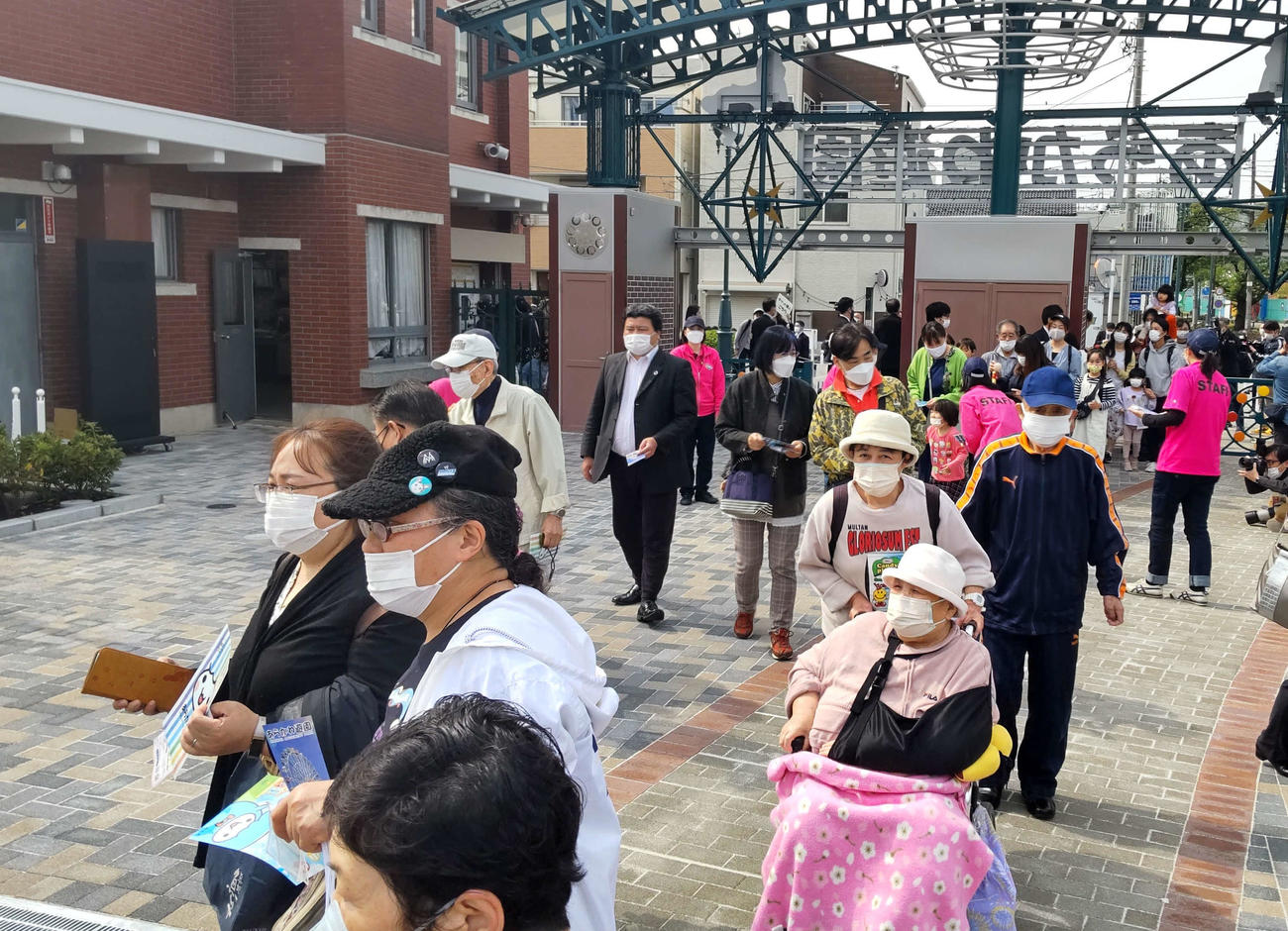 午前9時の開門と同時に多くの来場者が園内に入ってきた（撮影・寺沢卓）