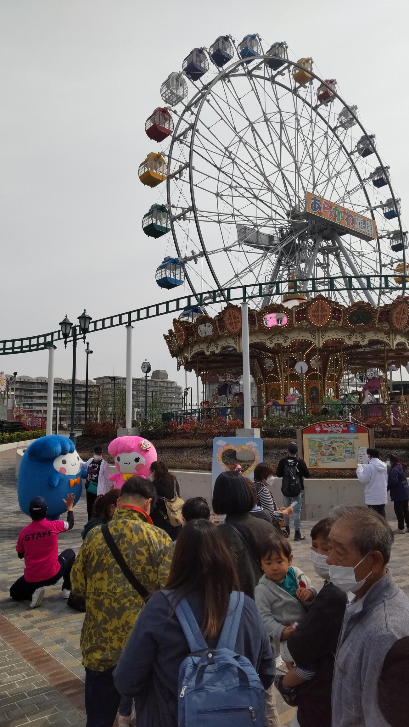 あらかわ遊園のマスコットキャラクター、あら坊（青）とあらみぃ（ピンク）に記念撮影の行列ができた（撮影・寺沢卓）