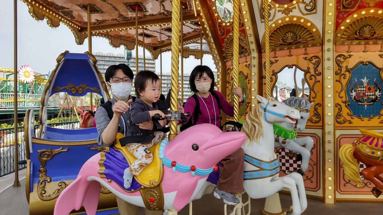 おっ、見事なたずなさばき！　この日が初メーリーゴーランドの1歳児・瑞己（みずき）くんはやや緊張した表情（撮影・寺沢卓）