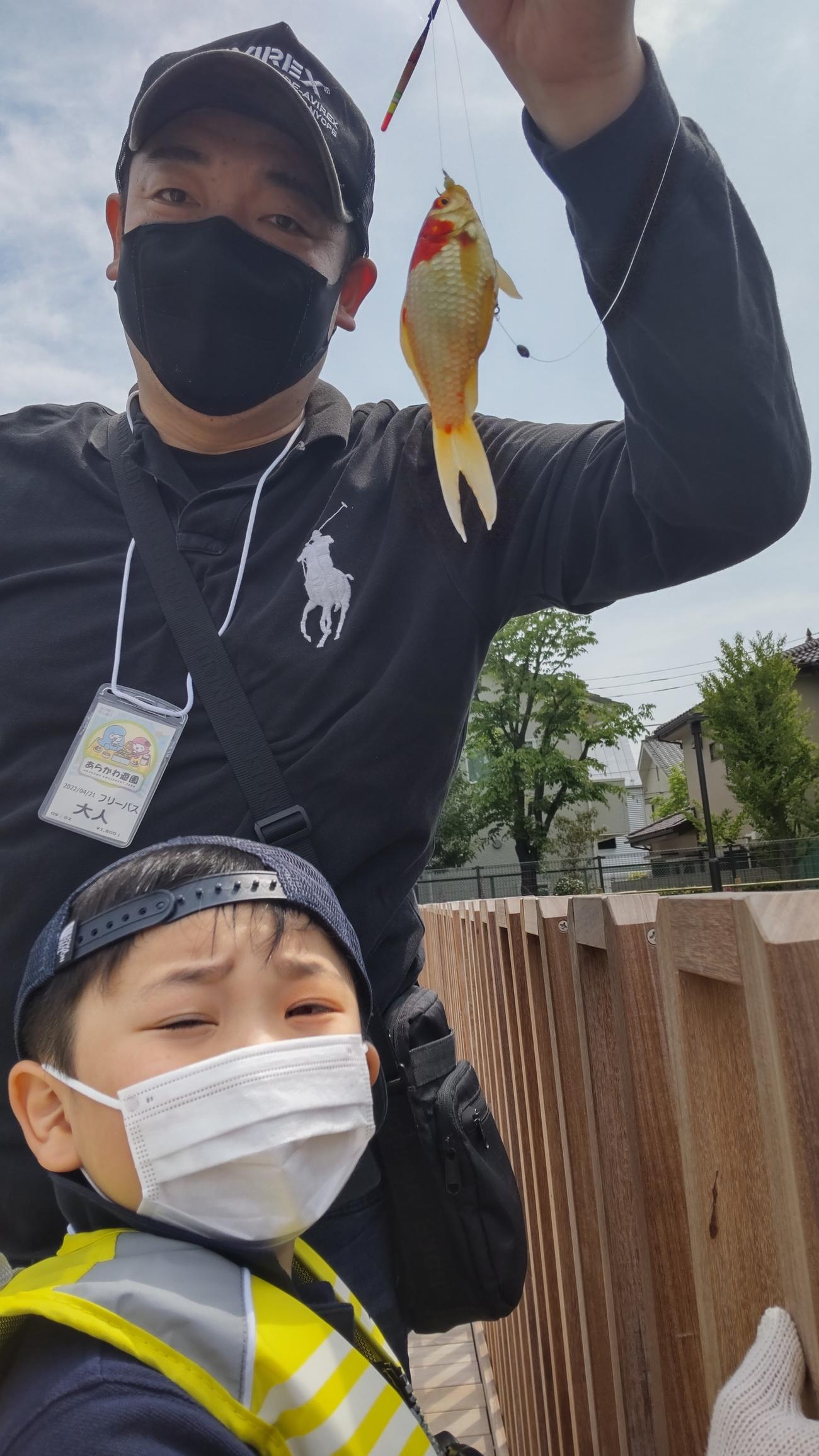 「お父さん、すごーい」と金魚を放した釣り堀では歓声が響いた（撮影・寺沢卓）
