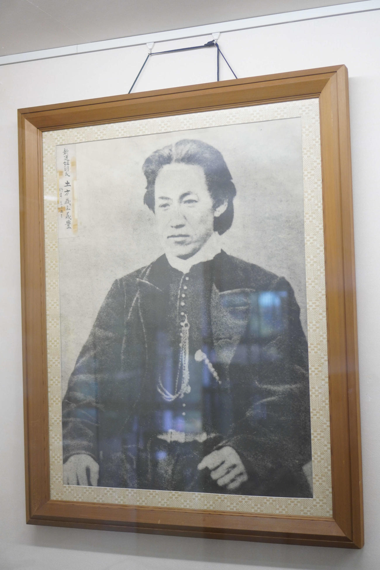 館内に展示されている土方歳三の写真（撮影・沢田直人）