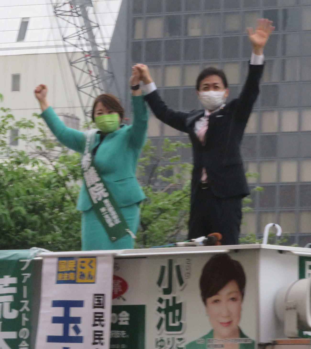 東京・新宿のJR新宿駅西口で初の合同街頭演説を行った国民民主党の玉木雄一郎代表（右）とファーストの会の荒木千陽代表（撮影・大上悟）