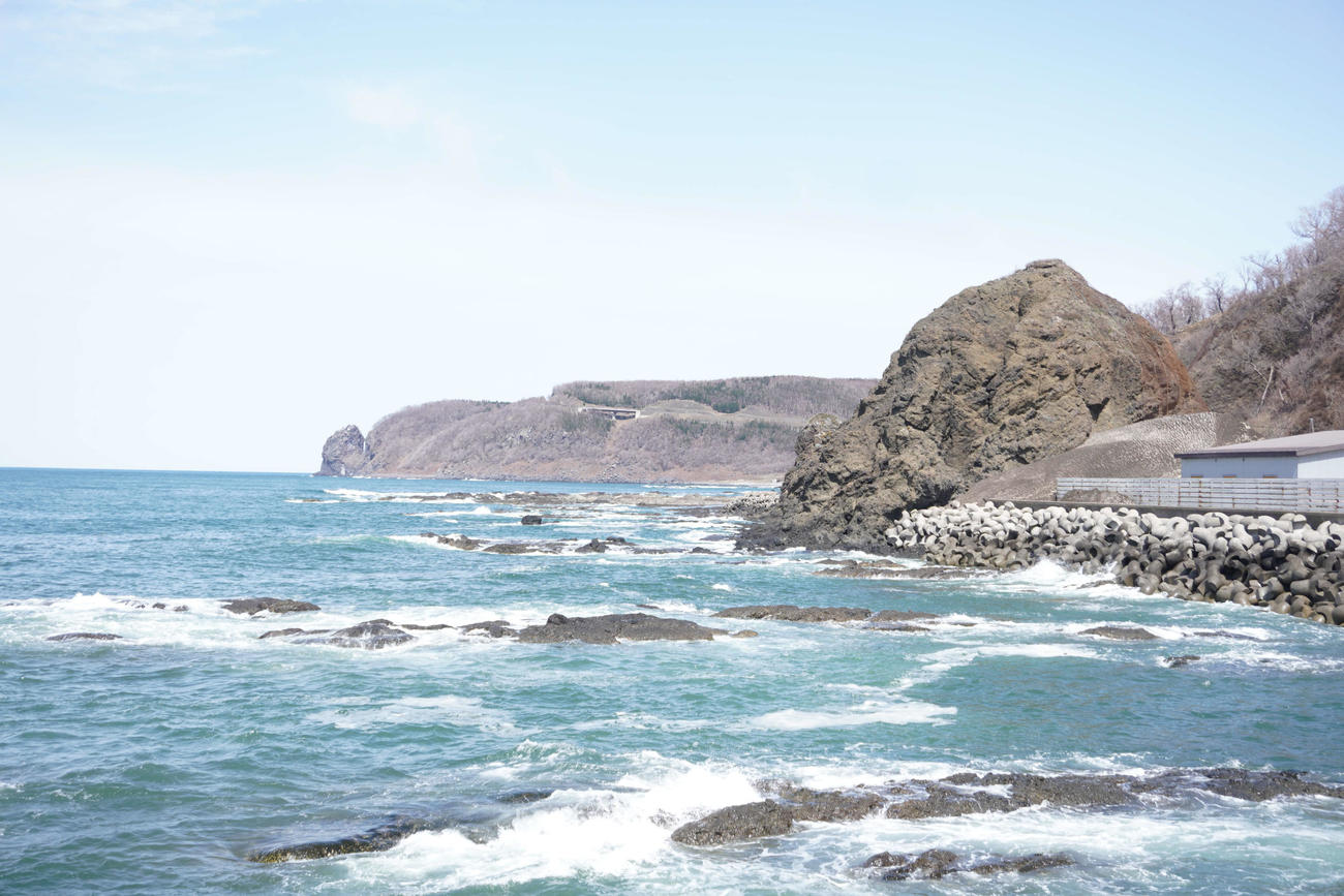 岩礁が多い北海道斜里町のウトロ港沖合の様子（撮影・沢田直人）