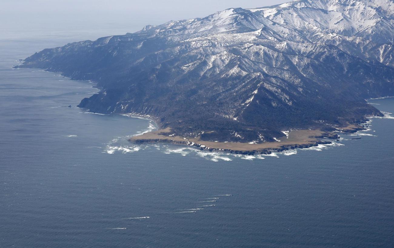 北海道・知床岬の先端付近で観光船「KAZU　Ⅰ」を捜索する漁船団。知床半島の東側にも捜索の範囲が広げられた（共同）