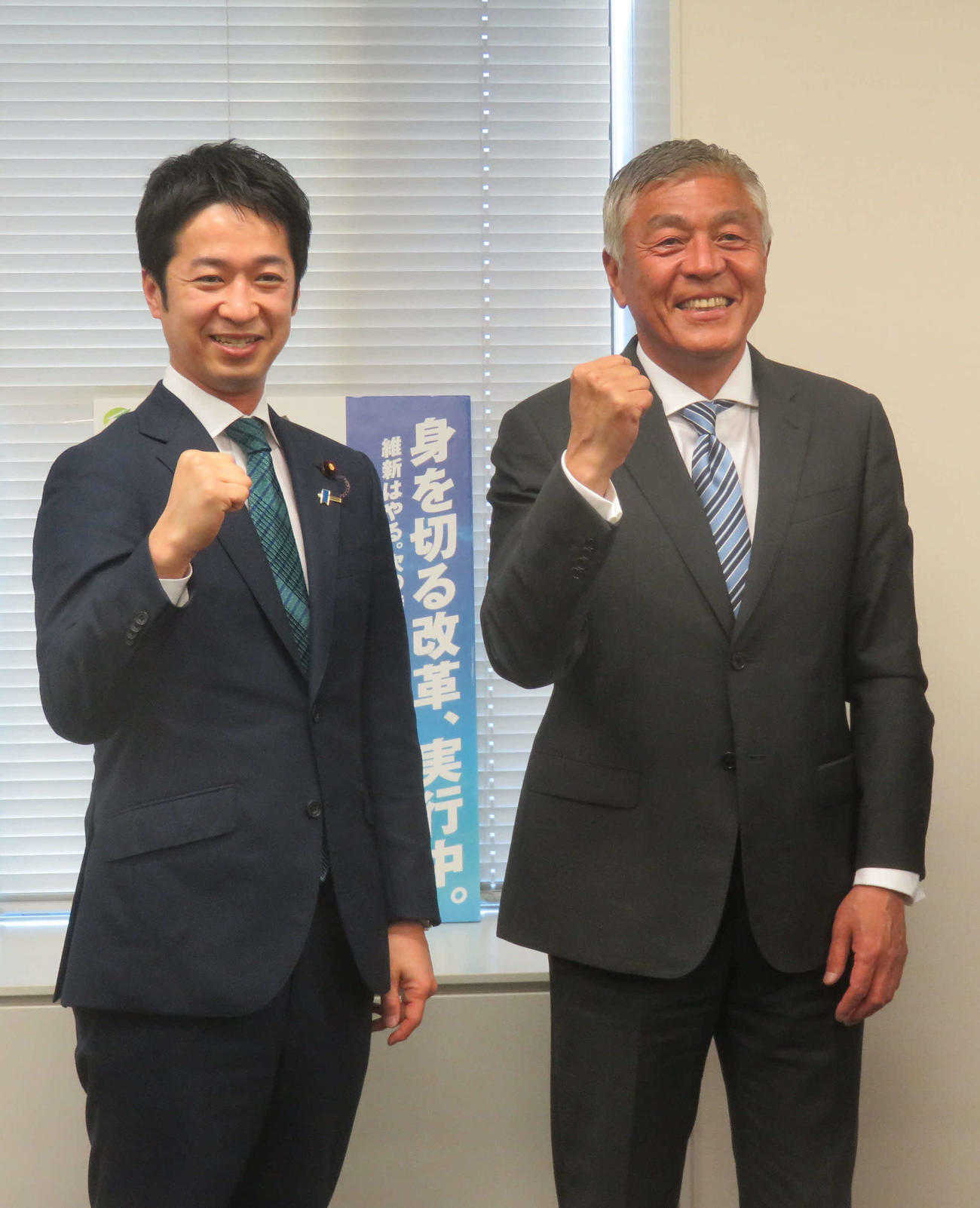 日本維新の会から立候補予定の青島健太氏（右）は藤田文武幹事長とガッツポーズ（撮影・大上悟）