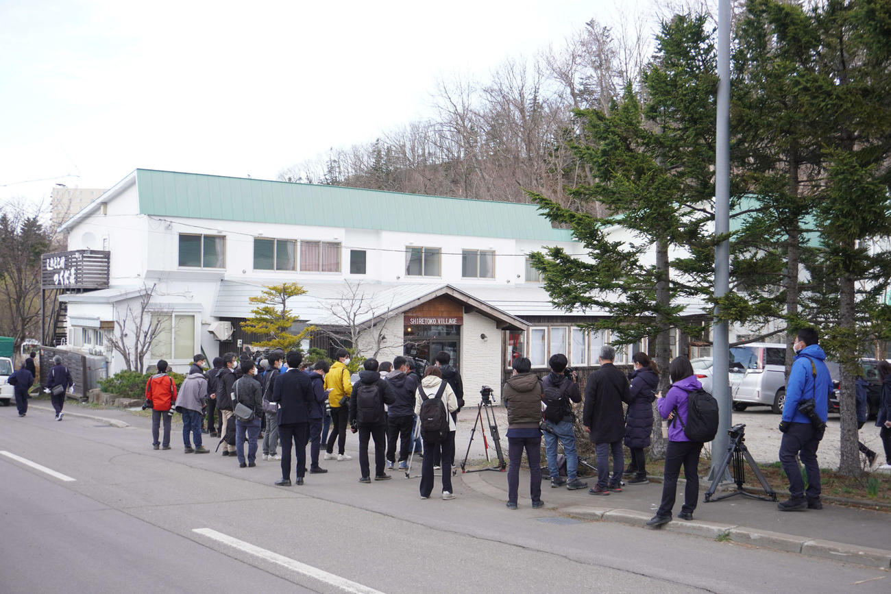 関係機関が乗客の家族に向けて説明会を開いた宿泊施設には多くの報道陣が集まった（撮影・沢田直人）