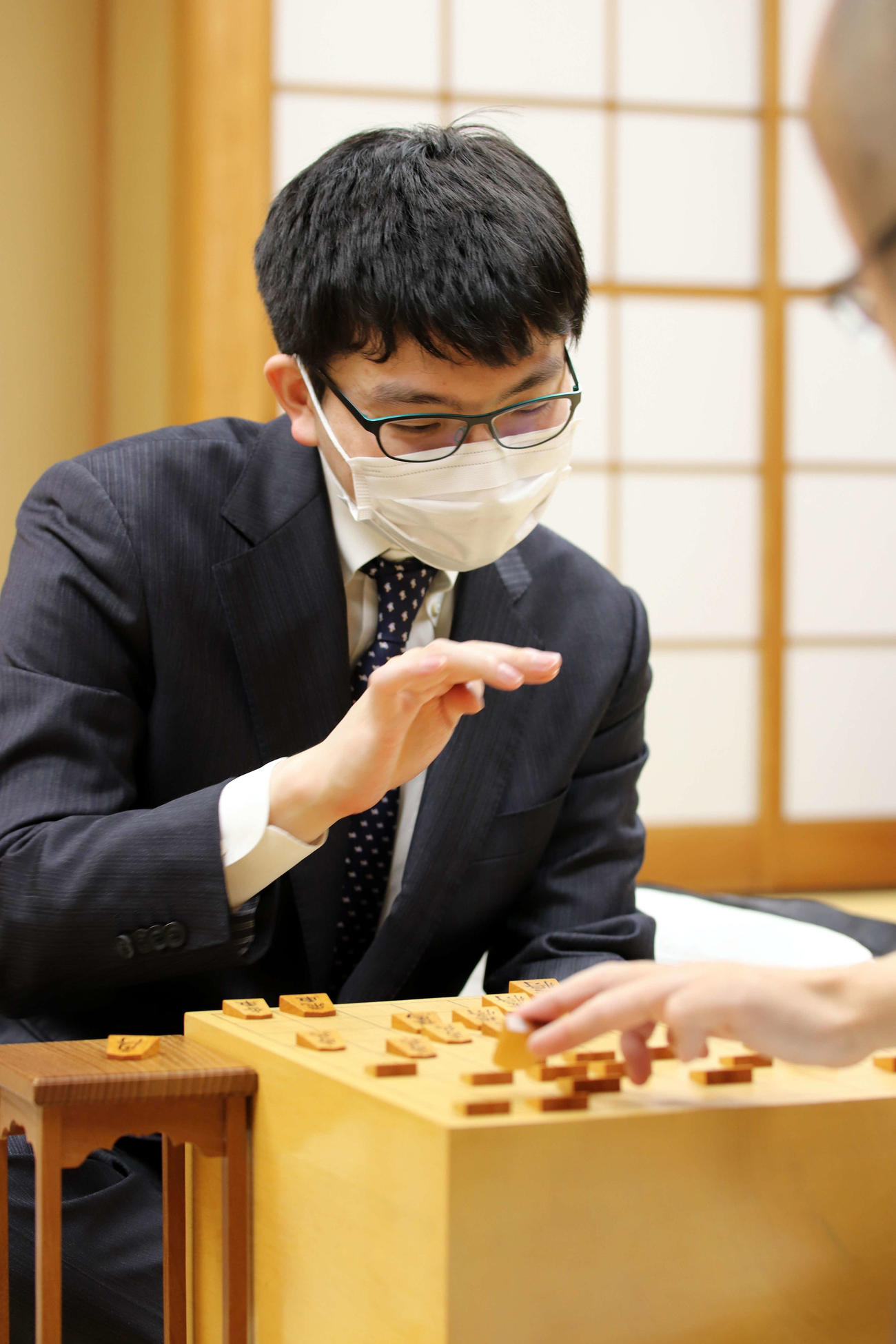 渡辺明名人を下して藤井聡太棋聖への挑戦権を獲得した永瀬拓矢王座（日本将棋連盟提供）