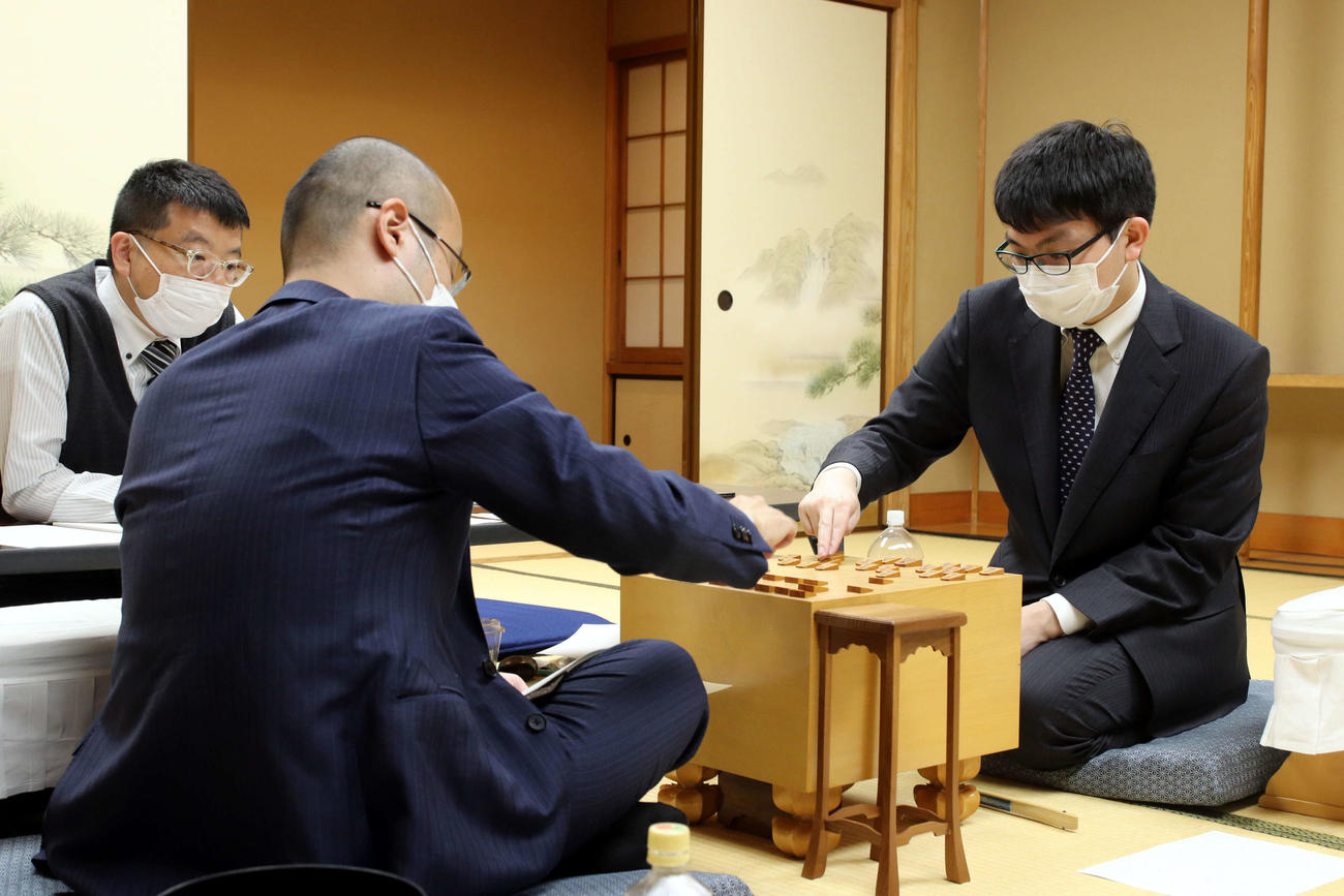 渡辺明名人（左）を下して藤井聡太棋聖への挑戦権を獲得した永瀬拓矢王座（右、日本将棋連盟提供）