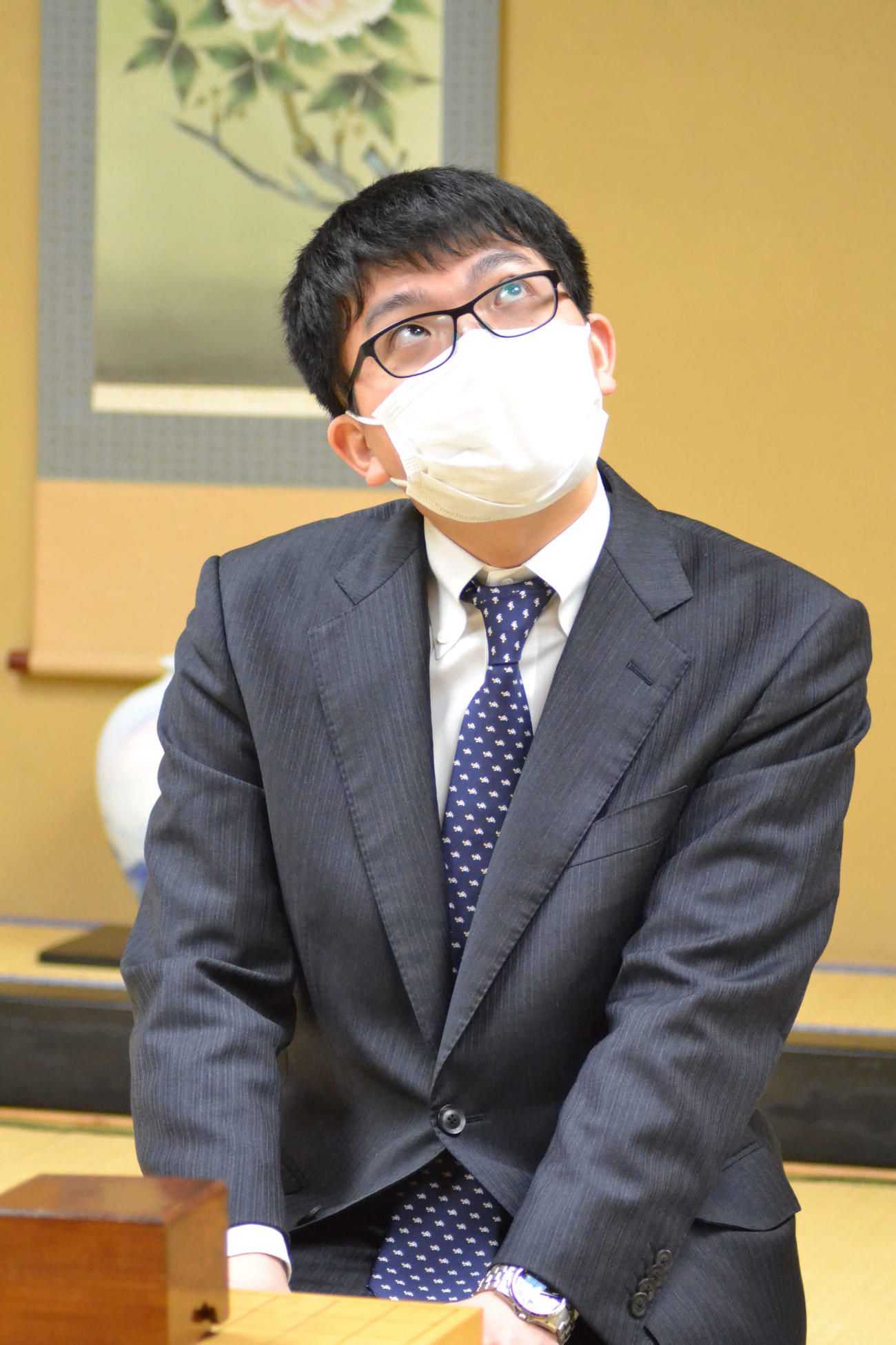 藤井聡太棋聖への挑戦権を獲得して取材に応じる永瀬拓矢王座