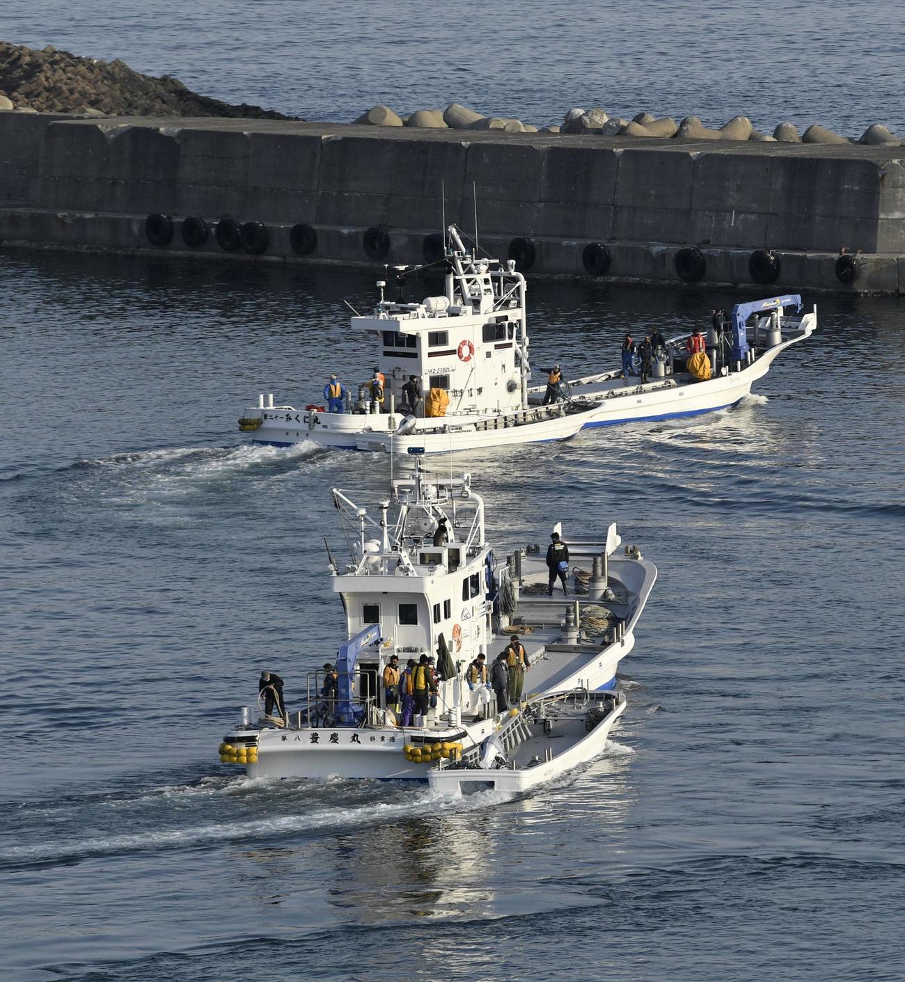 観光船「KAZU　Ⅰ」の遭難事故で、行方不明者の捜索に向かう漁船（共同）