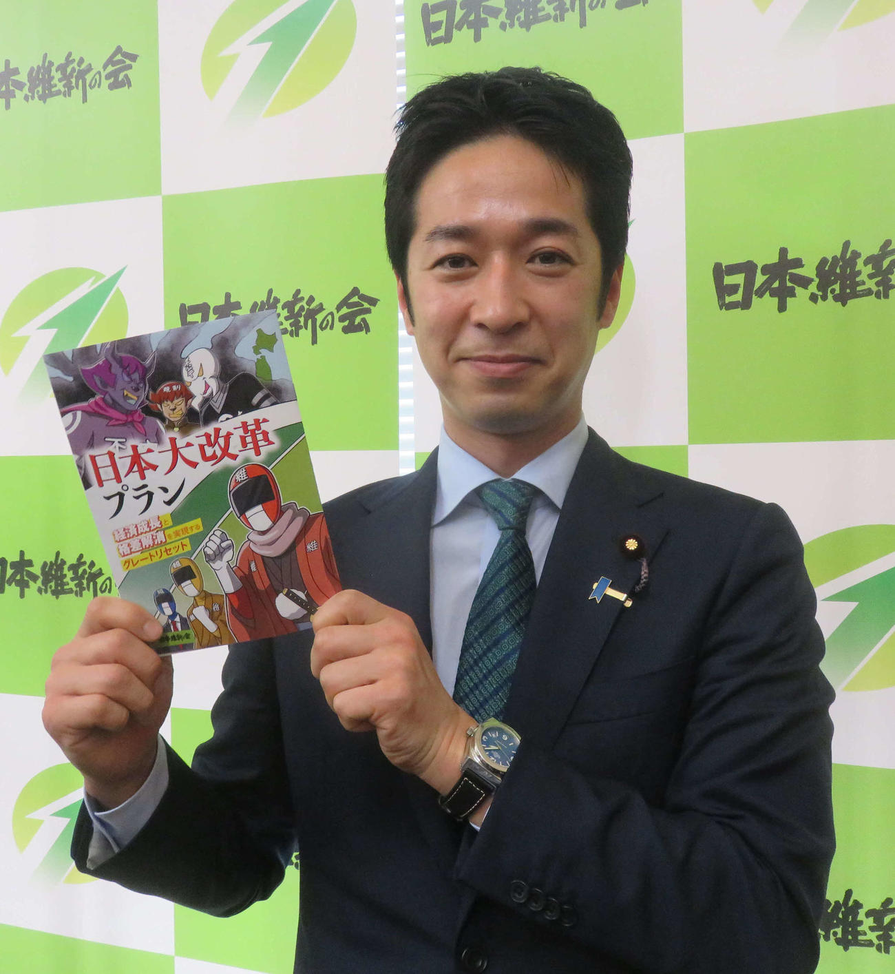 日本維新の会の藤田文武幹事長は参院選へ向けた戦隊ものマンガ小冊子を発表した（撮影・大上悟）