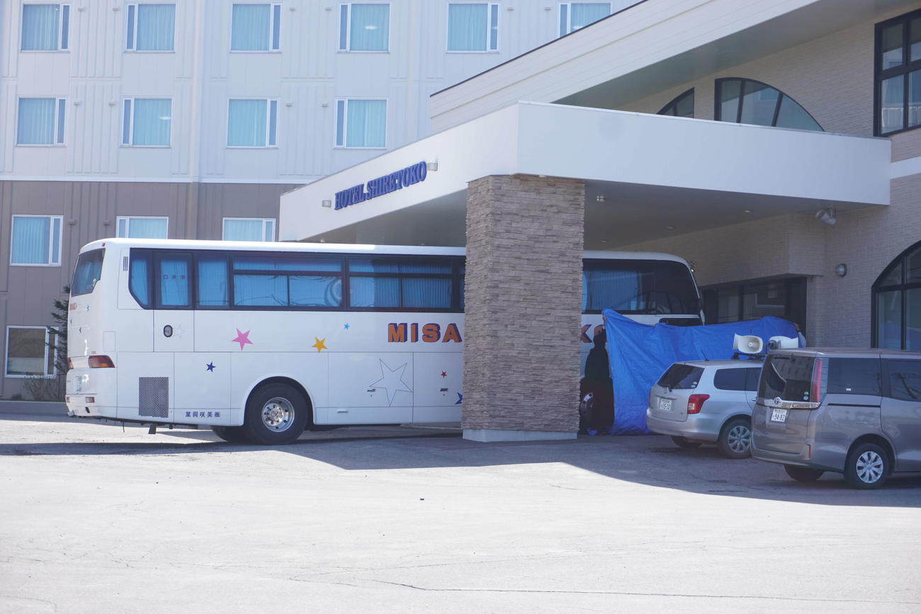 知床遊覧船の社長が開く説明会に出席する、乗客の家族を乗せたバス（撮影・沢田直人）