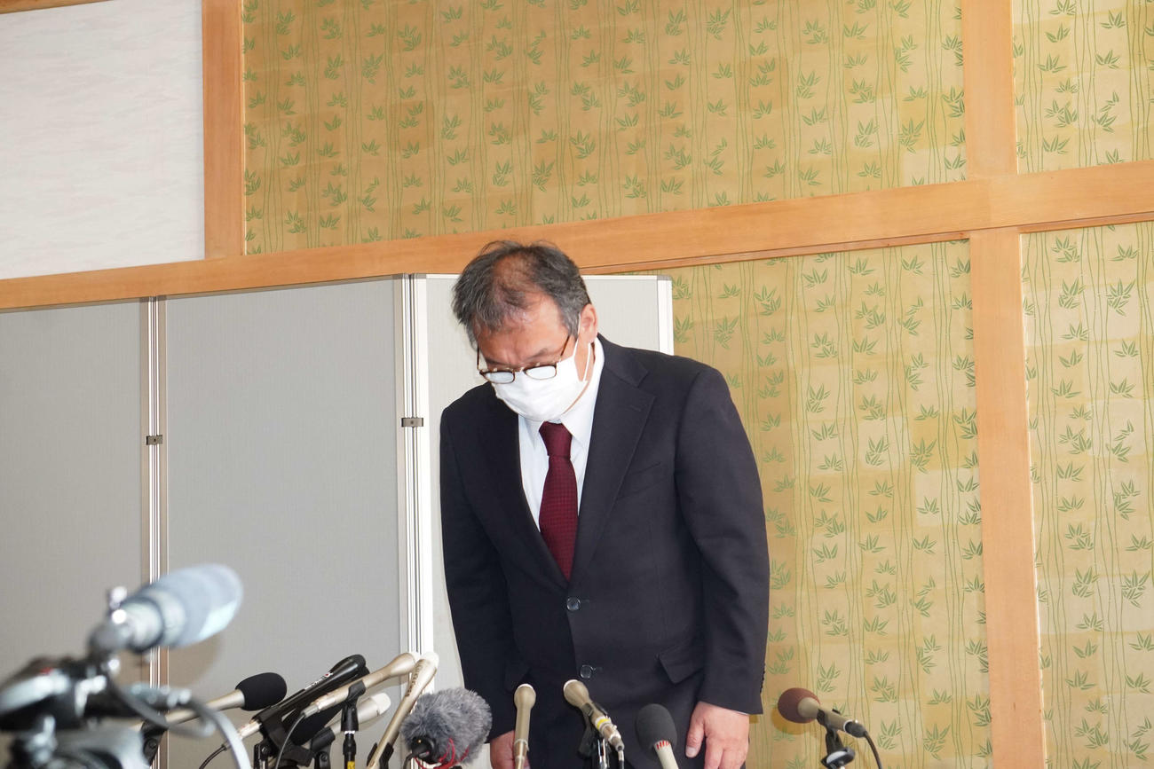 記者会見を開いた運行会社「知床遊覧船」の桂田精一社長（撮影・沢田直人）