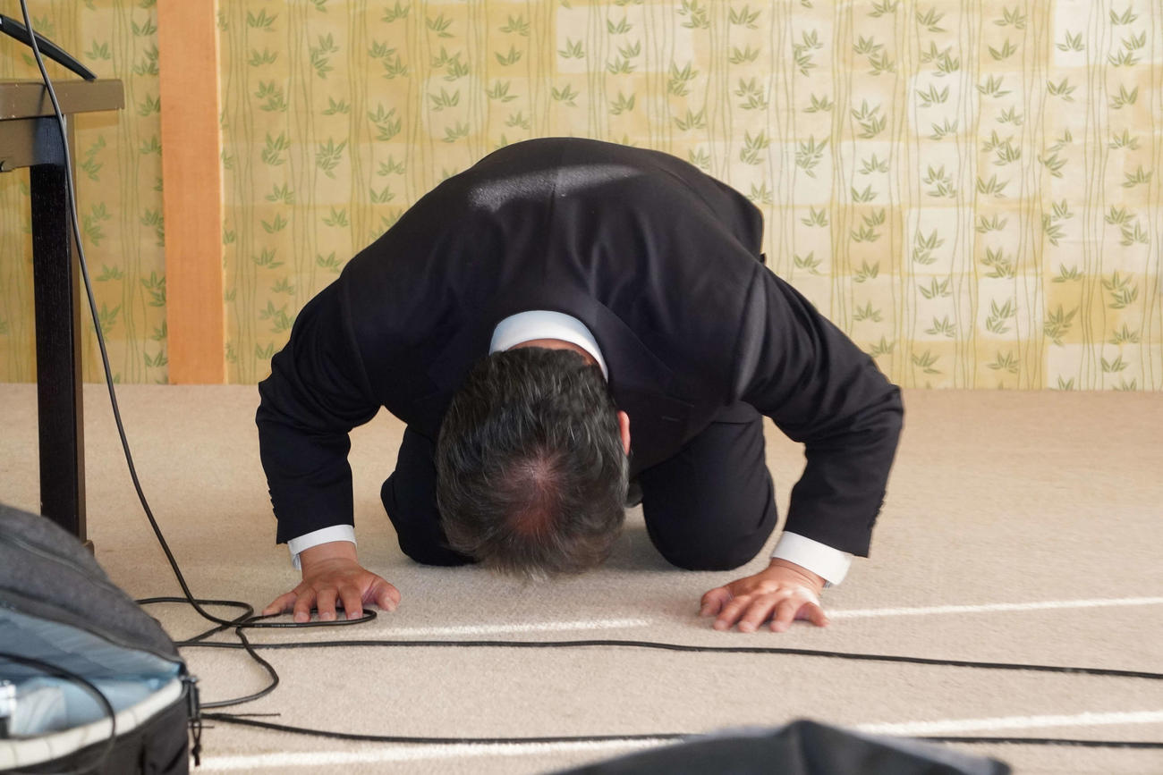 記者会見を開き土下座をした運行会社「知床遊覧船」の桂田精一社長（撮影・沢田直人）