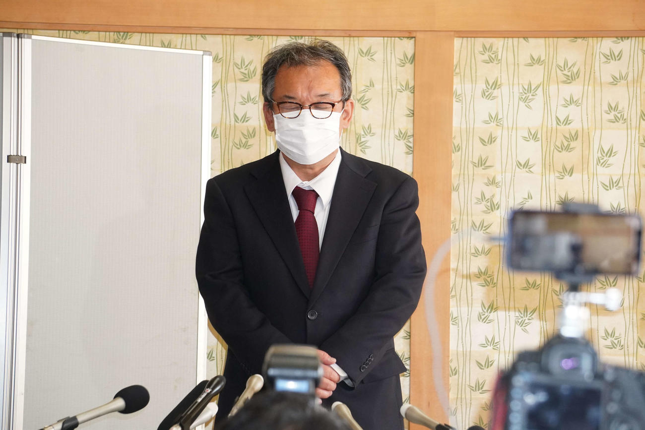 記者会見を開いた運行会社「知床遊覧船」の桂田精一社長（撮影・沢田直人）