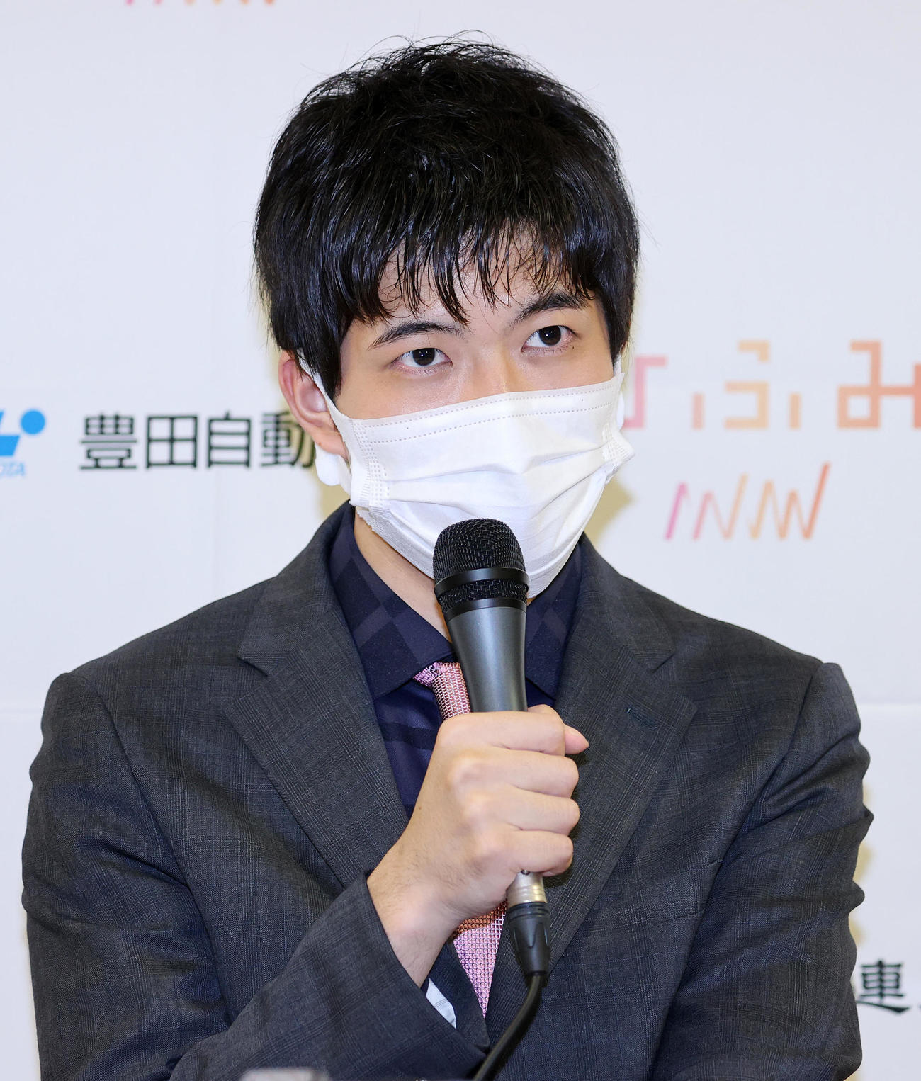 叡王戦5番勝負第1局の会見に応じた出口六段（撮影・鈴木正人）