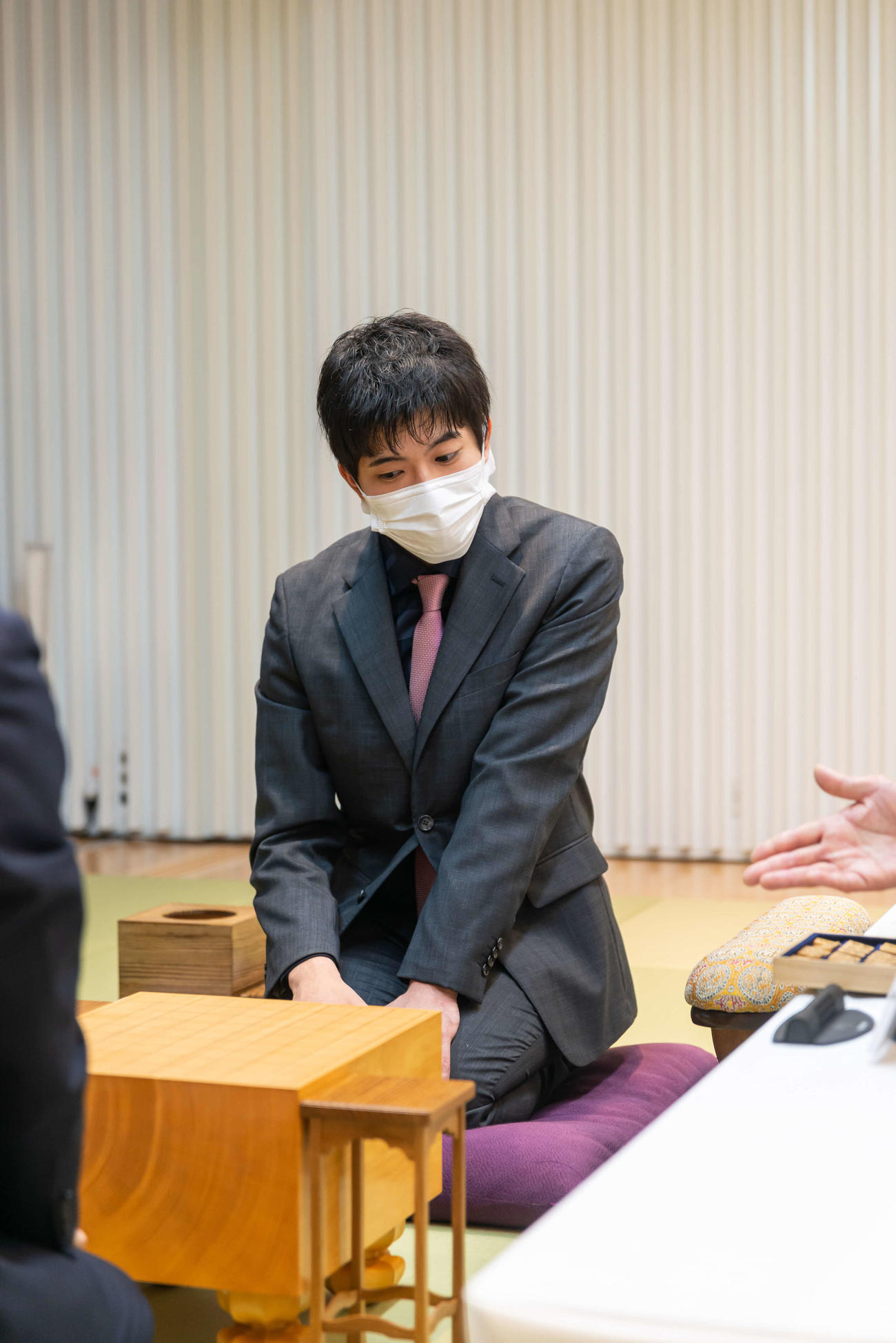 検分を行う出口若武六段（日本将棋連盟提供）