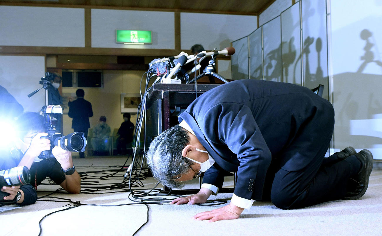 知床半島沖の観光船遭難事故の記者会見を終え、土下座して謝罪する「知床遊覧船」の桂田精一社長（共同）