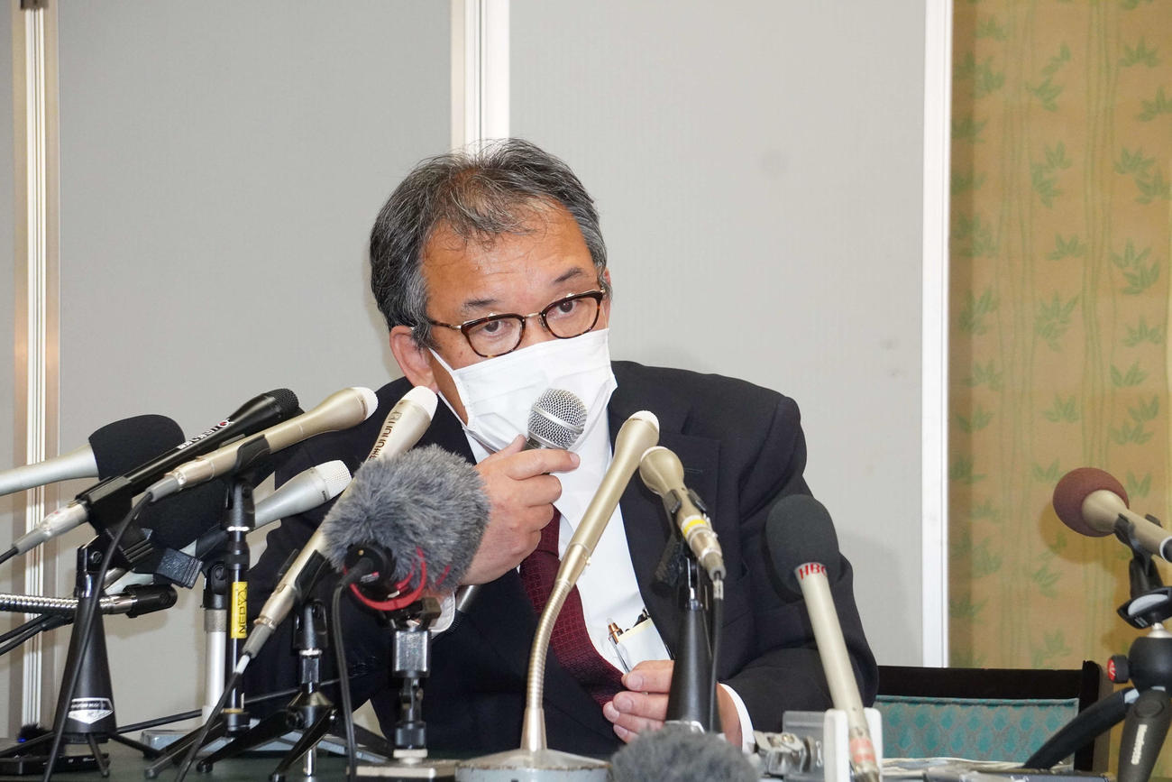 記者会見を開いた運航会社「知床遊覧船」の桂田精一社長（撮影・沢田直人）