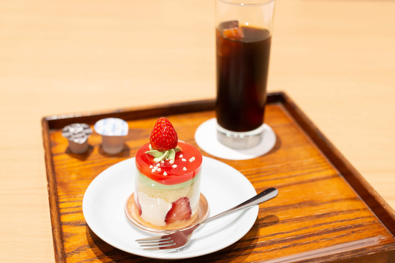 藤井叡王の午前のおやつは「春摘み苺（いちご）のドルチェ」とアイスコーヒー（日本将棋連盟提供）