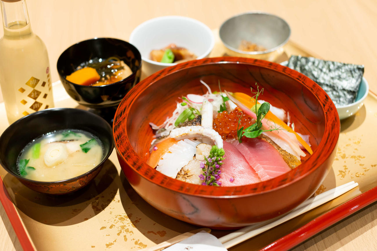 藤井叡王の昼食は「海鮮丼」（日本将棋連盟提供）