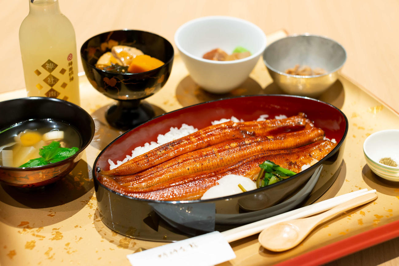 出口六段のランチは「うなぎ丼」（日本将棋連盟提供）