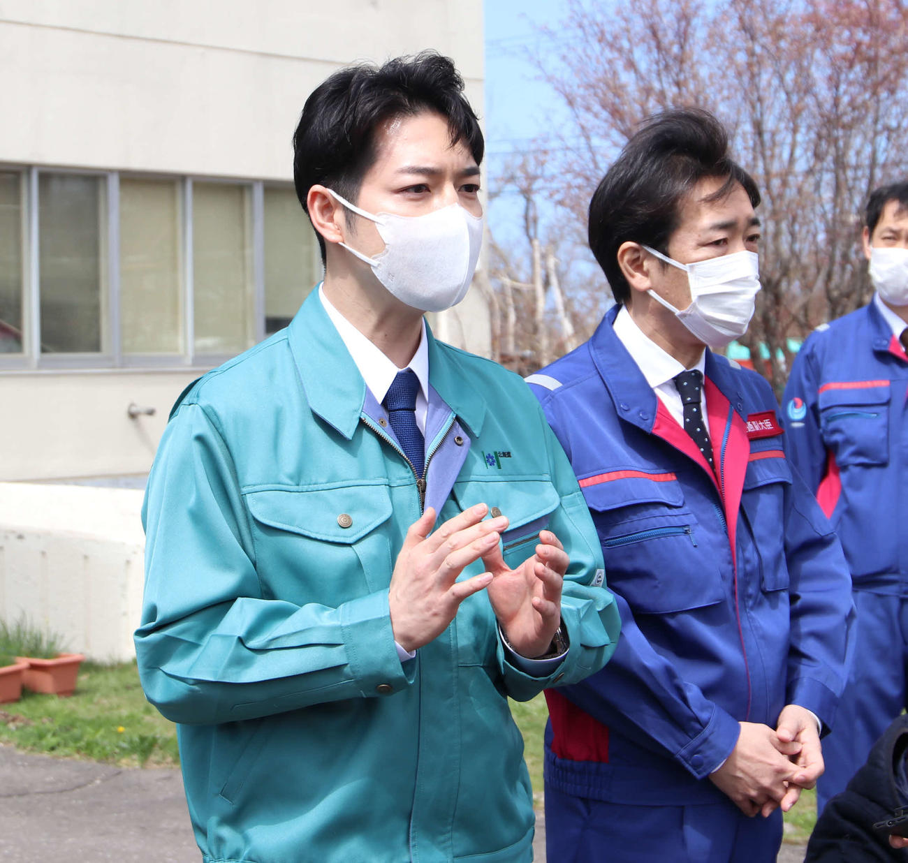 報道陣の質問に答える鈴木北海道知事（撮影・山崎純一）