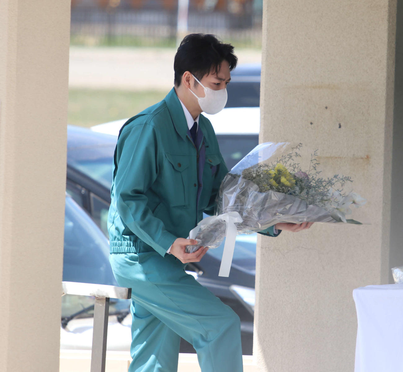 斜里町を訪問し遺体が安置されている施設で献花する鈴木北海道知事（撮影・山崎純一）