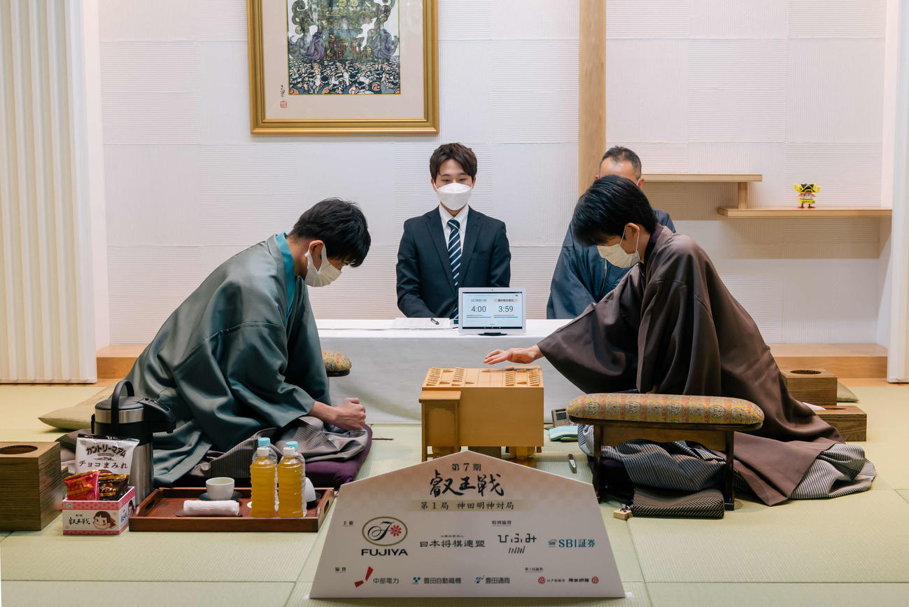 叡王戦5番勝負第1局に臨む先手の藤井聡太叡王（右）と後手の出口若武六段（左、日本将棋連盟提供）
