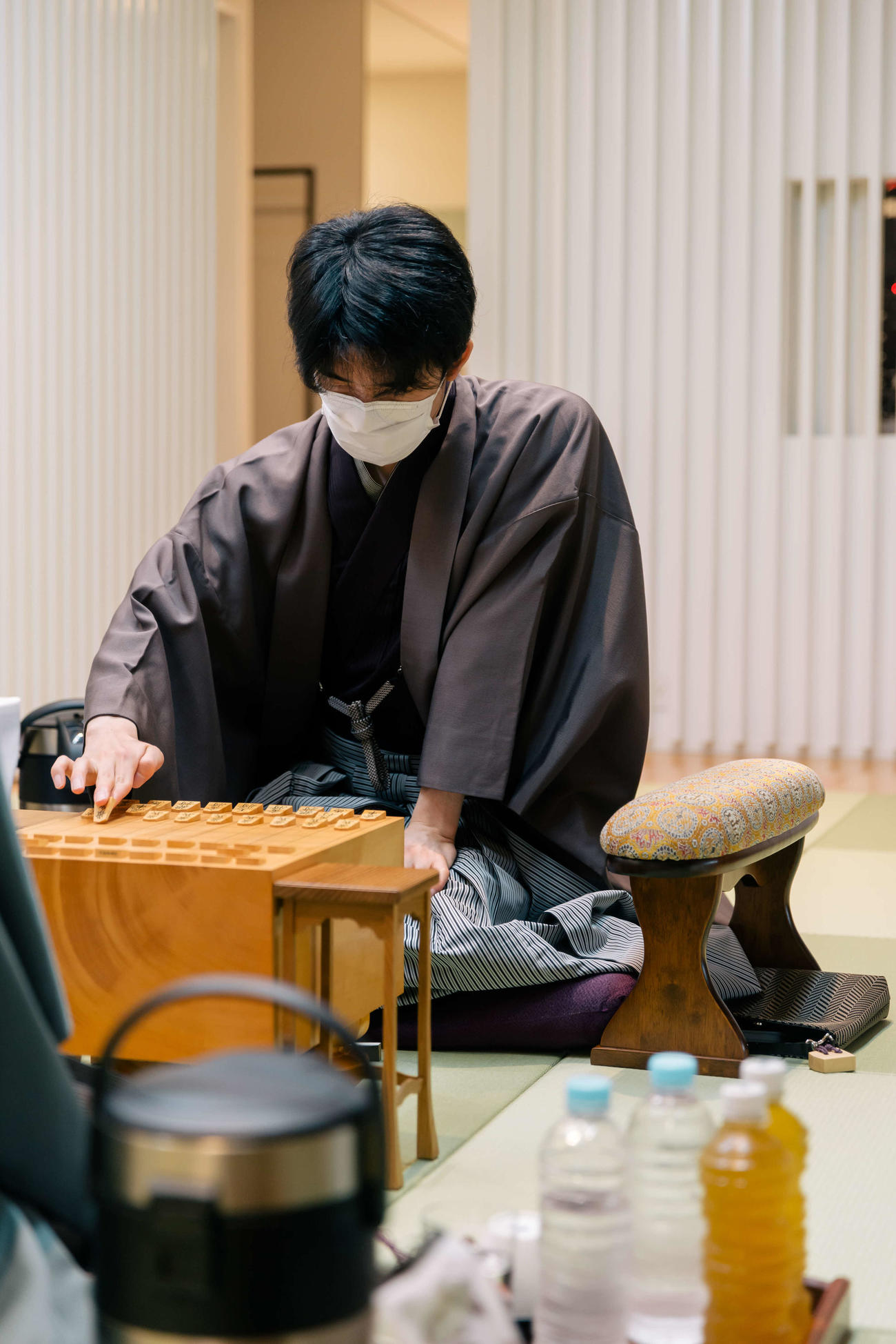 出口若武六段の挑戦を受ける叡王戦5番勝負第1局に臨む藤井聡太叡王（日本将棋連盟提供）