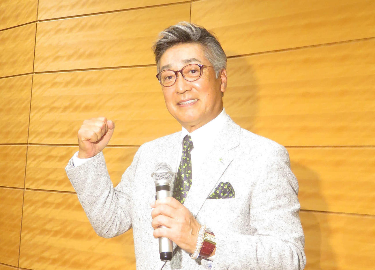 日本維新の会から立候補予定の中条きよし氏はマイクを手にガッツポーズ（撮影・大上悟）