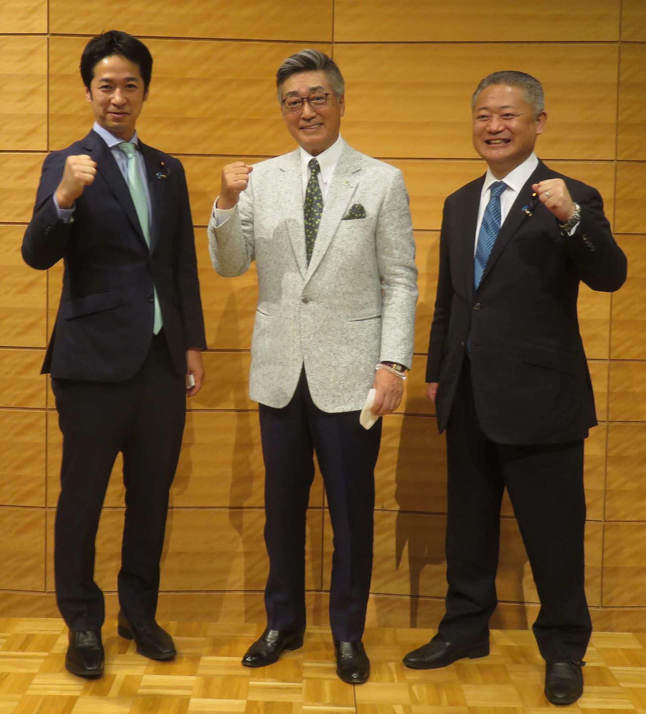 日本維新の会から立候補予定の中条きよし氏（中央）と馬場伸幸共同代表（右）、藤田文武幹事長（撮影・大上悟）