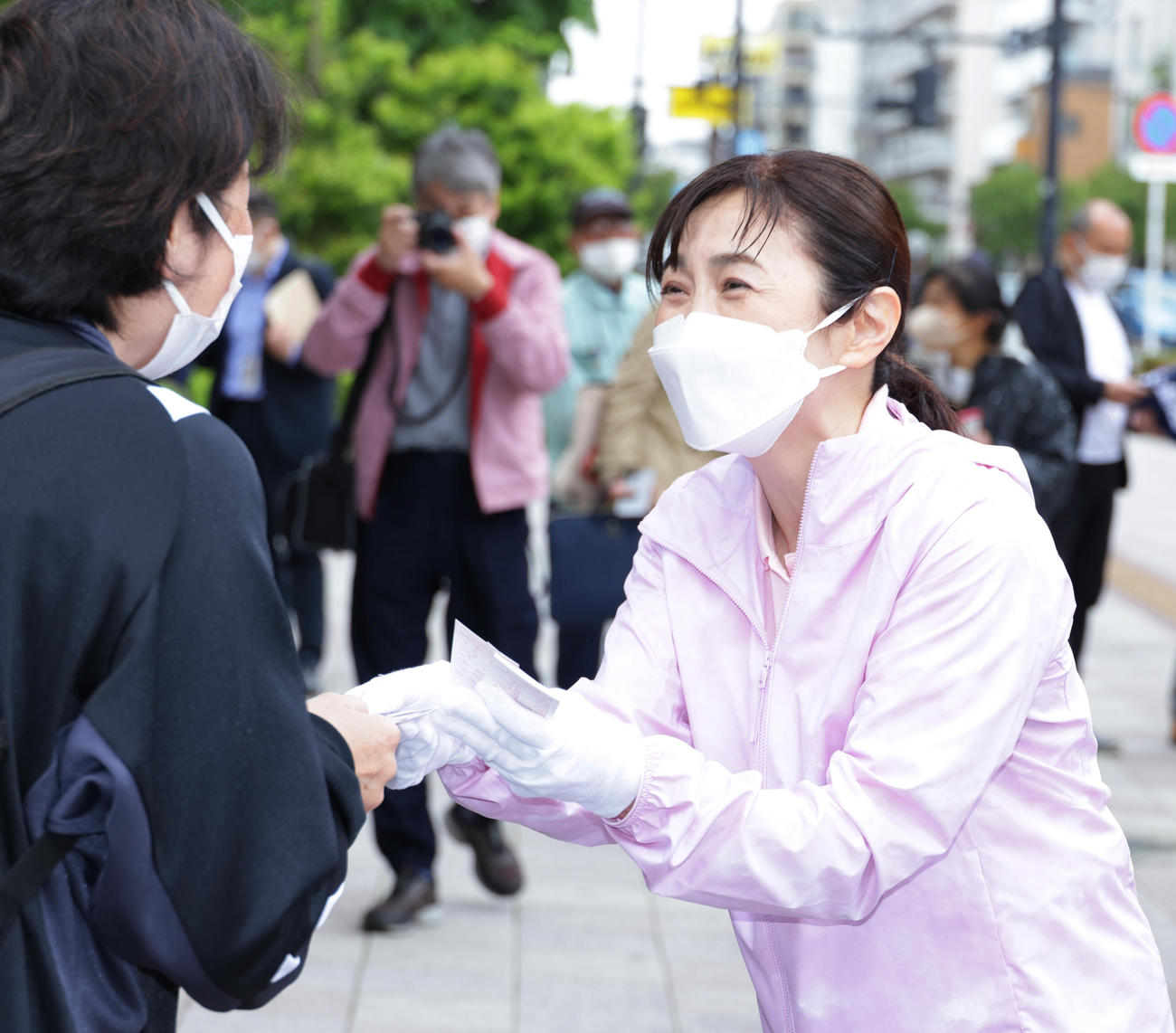 東京・品川区の大井町駅前で街頭演説を行った生稲晃子氏（撮影・中島郁夫）