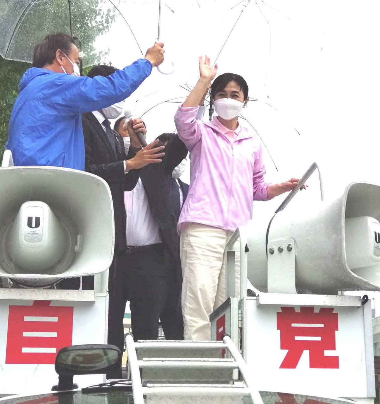 夏の参院選東京選挙区に自民党公認で立候補予定の生稲晃子氏が雨の中、街宣車の上から手を降った（（撮影・大上悟）