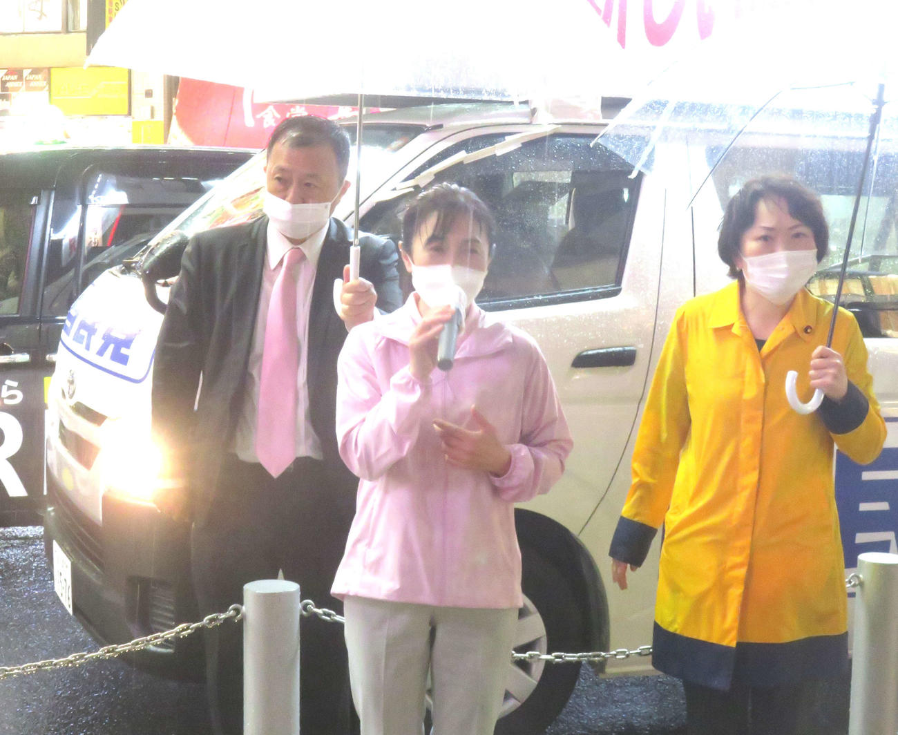 街頭演説デビューした生稲晃子氏はJR新宿駅東南口で雨の中、締めくくりの訴えを行った（撮影・大上悟）