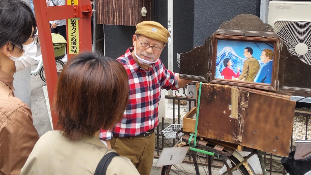浅草奥山おまいりまち通りでウクライナ支援の投げ銭ライブを呼びかけた紙芝居師の源吾朗さん（撮影・寺沢卓）