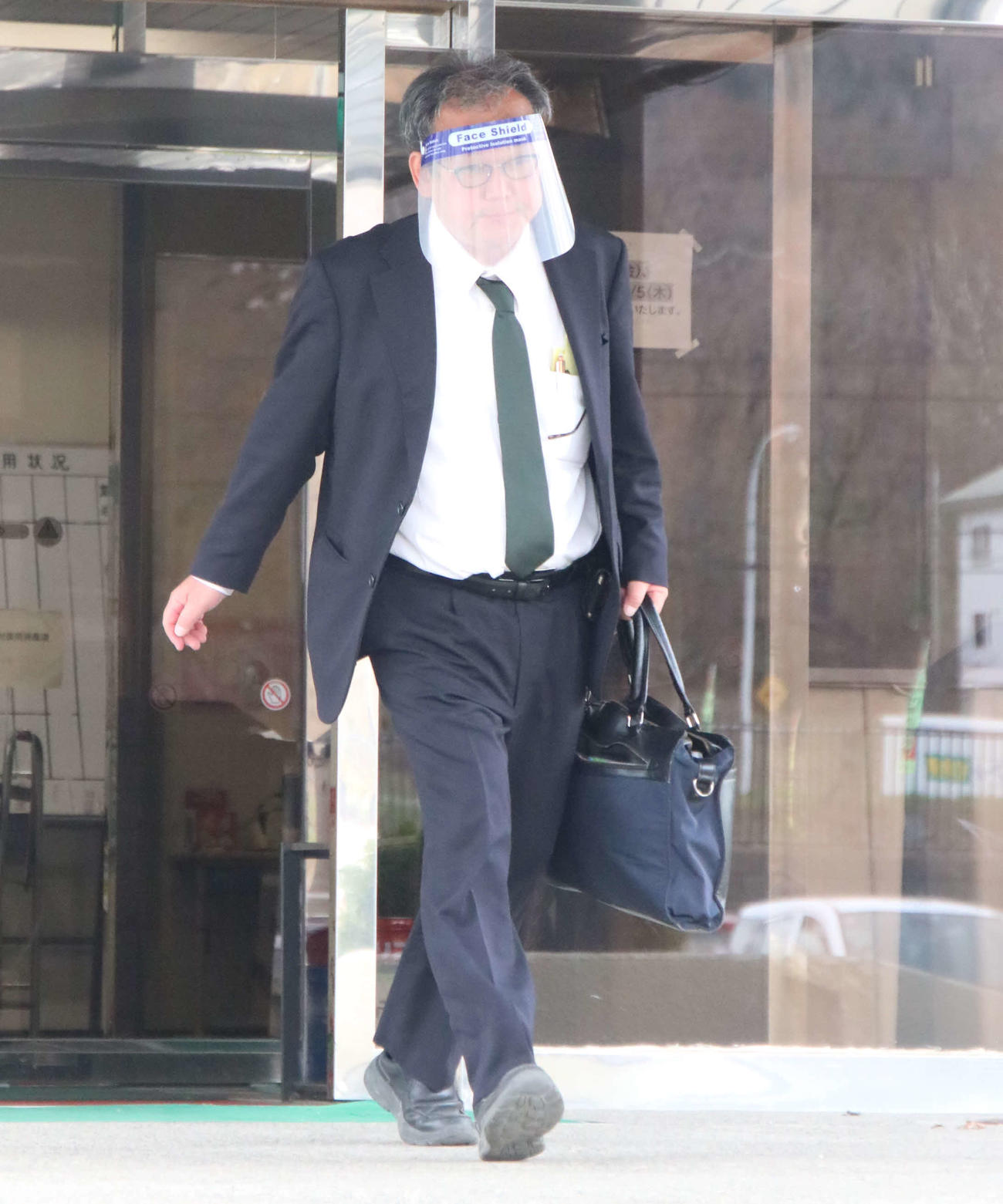 家族への説明会を終え、会場を後にする「知床遊覧船」の桂田社長（撮影・山崎純一）