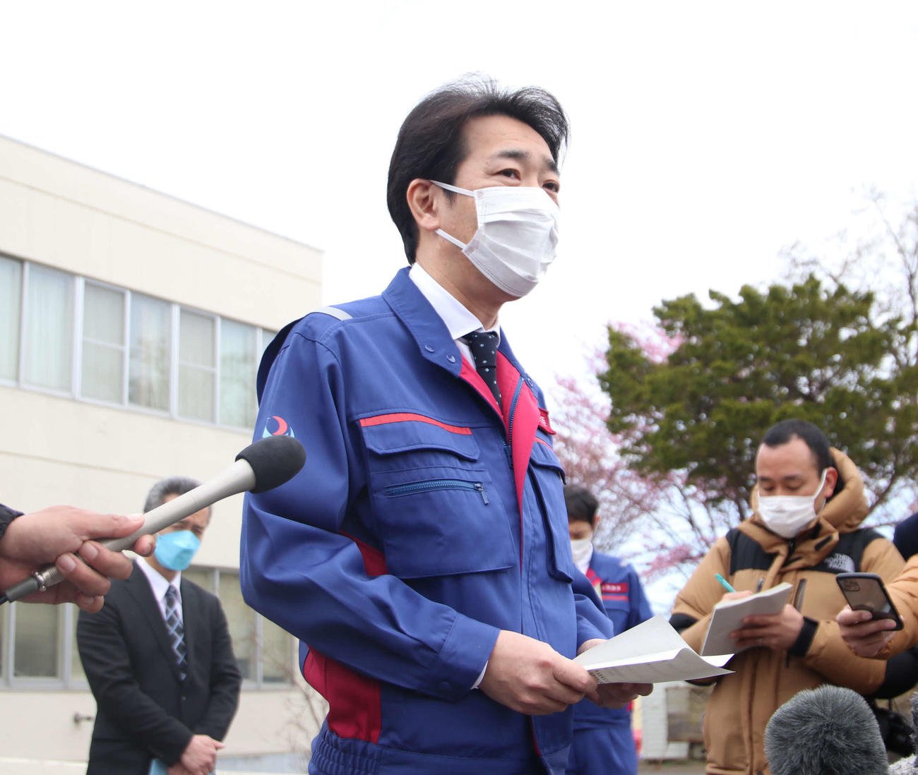 報道陣に説明する中山国土交通副大臣（撮影・山崎純一）