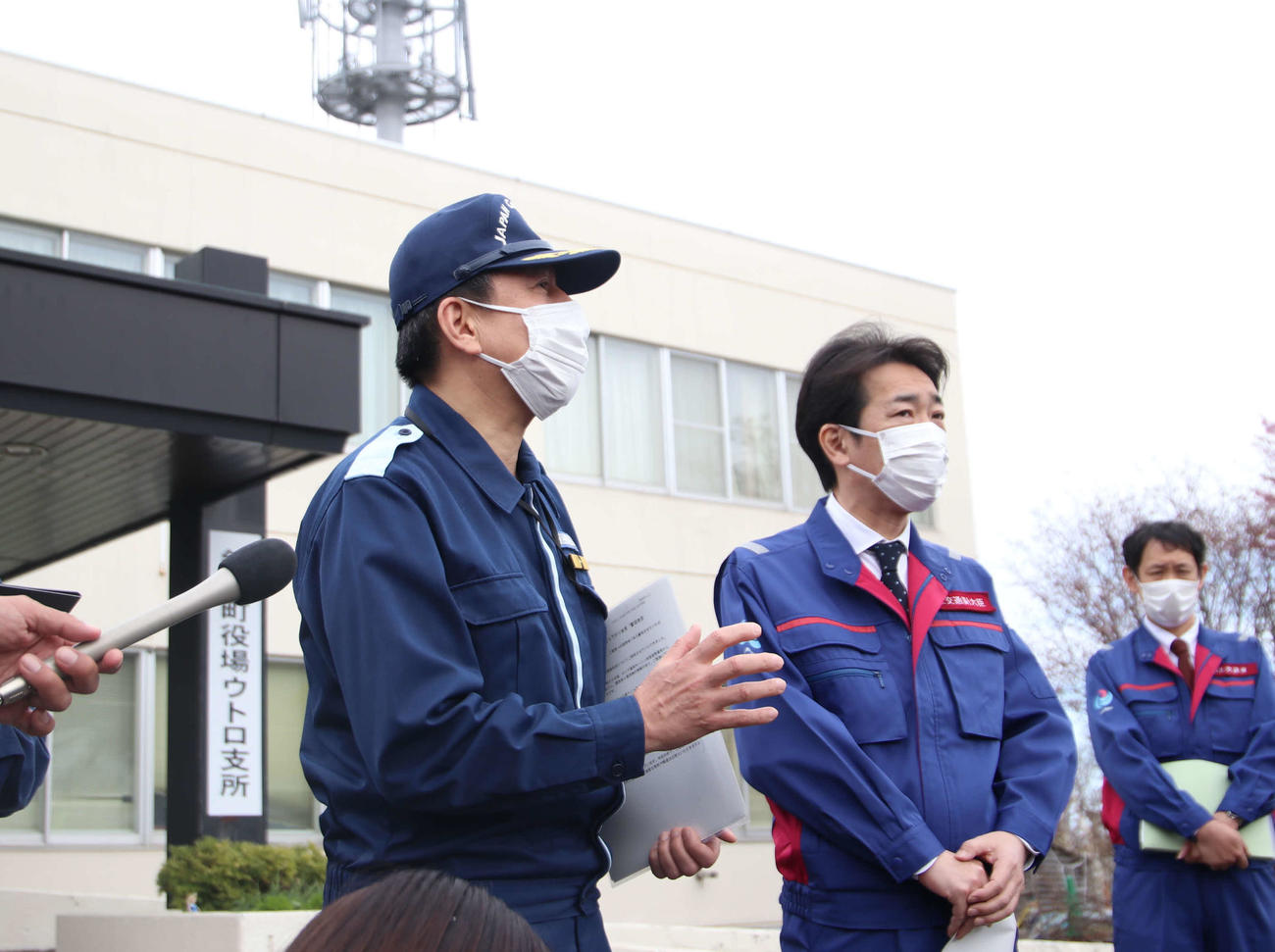 報道陣に説明する海上保安庁総務部奥参事官（左）と中山国土交通副大臣（撮影・山崎純一）