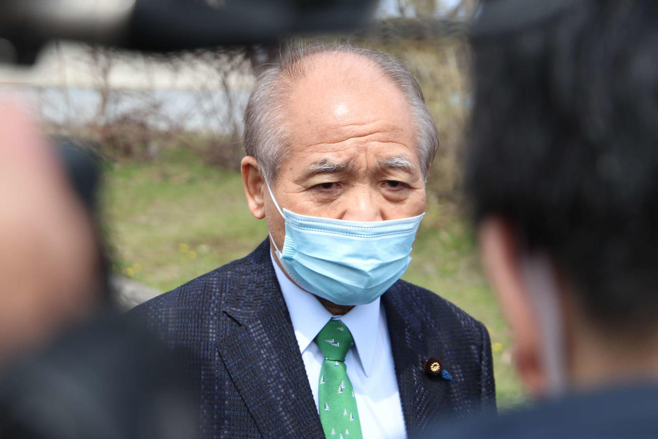 報道陣の質問に答える日本維新の会の鈴木宗男氏（撮影・山崎純一）