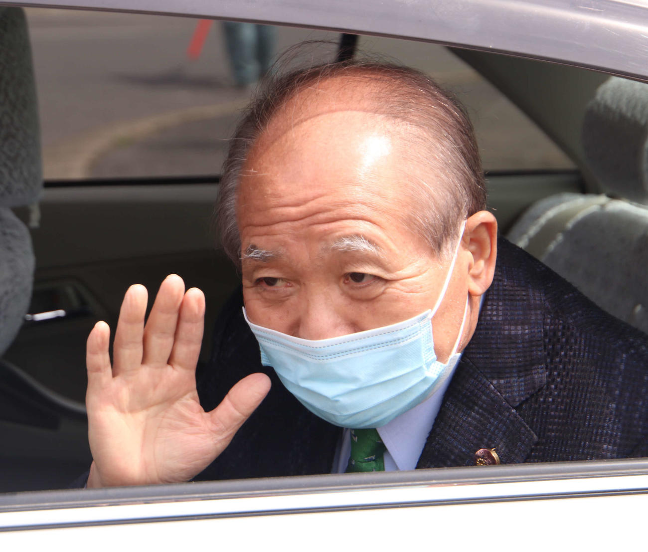 車に乗り現地対策本部を後にする日本維新の会の鈴木宗男氏（撮影・山崎純一）