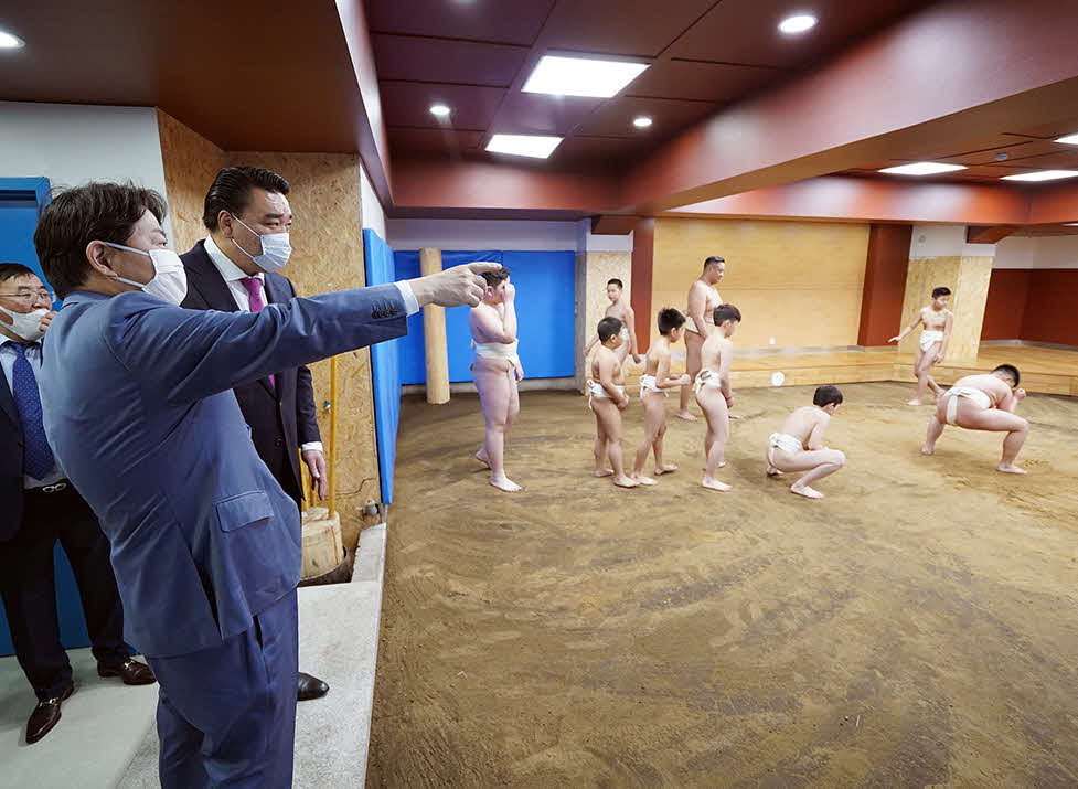 元横綱の日馬富士氏が創立した学校を訪問した林芳正外相（手前）（外務省提供）