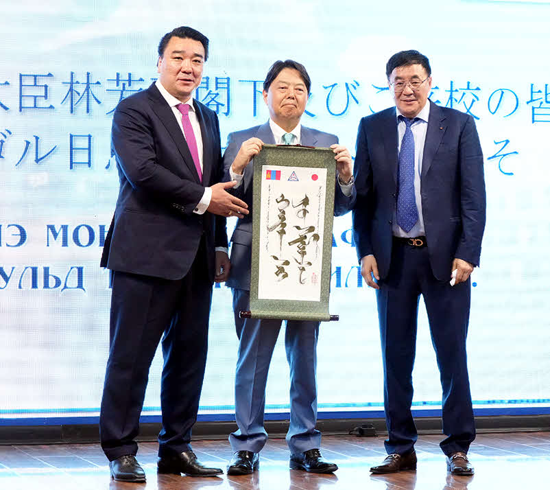 林芳正外相（中央）が元横綱の日馬富士氏（左）が創立した学校を訪問し、記念撮影を行った（外務省提供）