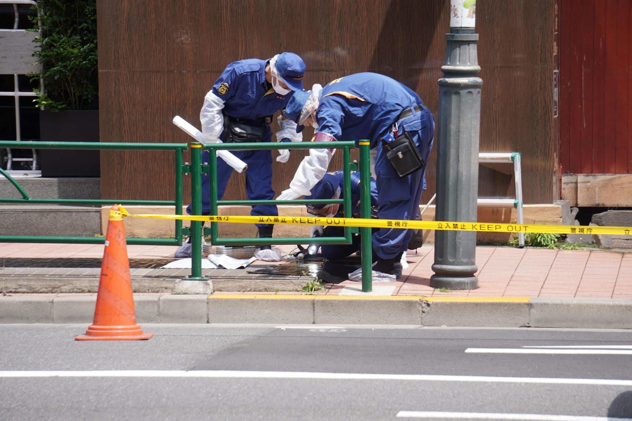 ベトナム人女性が亡くなった現場近くを捜査する警察官（撮影・沢田直人）