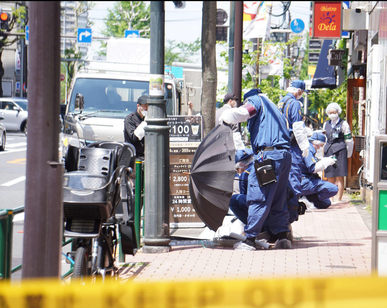ベトナム人女性が亡くなった現場近くを捜査する警察官（撮影・沢田直人）